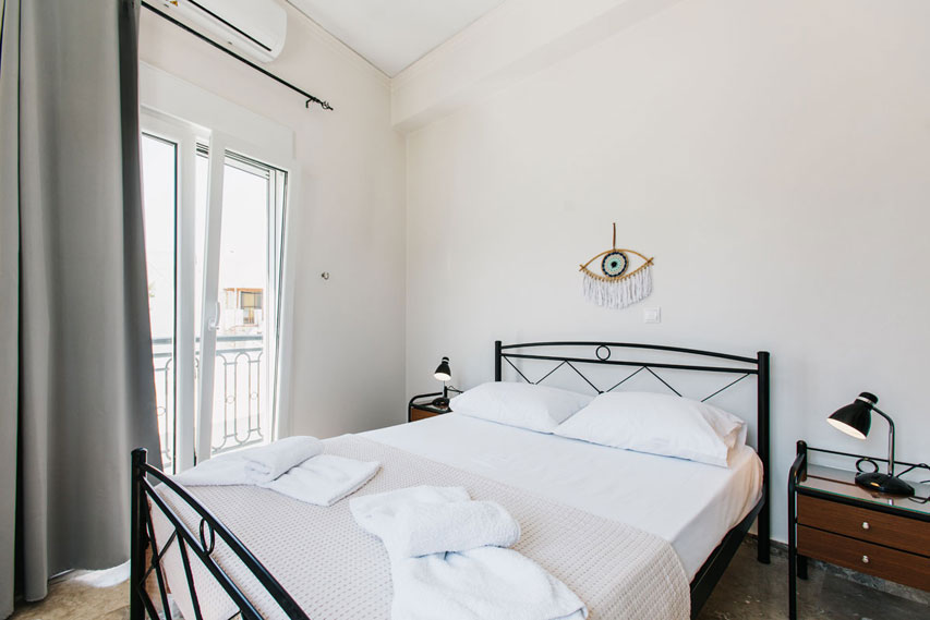 Naxian Asset Agios Arsenios - Bedroom with double metallic bed