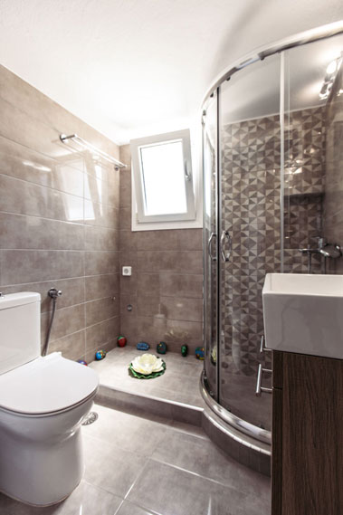 Naxian Asset Agios Arsenios - Modern and spacious bathroom
