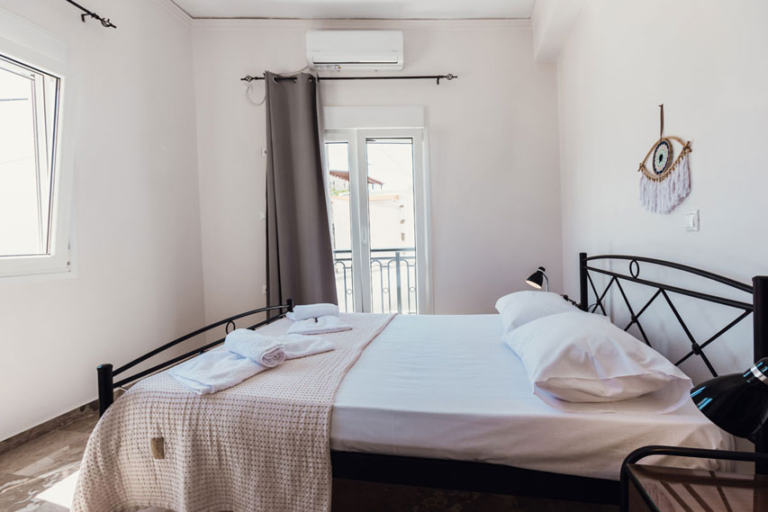 Naxian Asset Agios Arsenios - Bedroom with double metallic bed