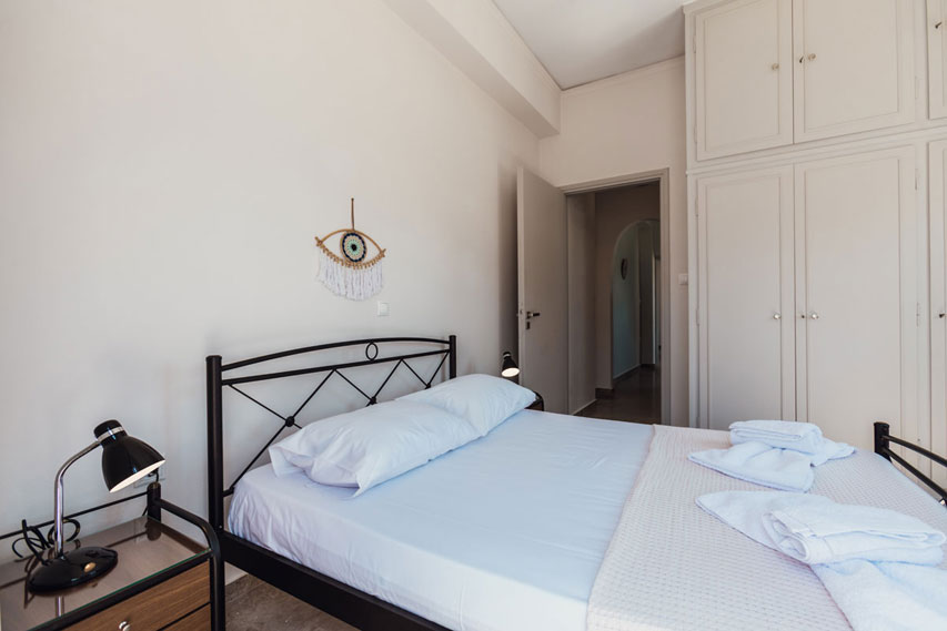 Naxian Asset Agios Arsenios - Bedroom with double metallic bed