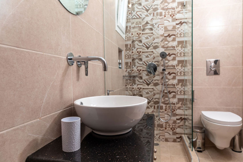 Naxian Asset Agios Arsenios - Modern and spacious bathroom