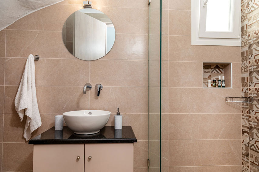 Naxian Asset Agios Arsenios - Modern and spacious bathroom