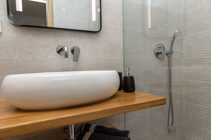 Naxian Asset Chora - Modern and spacious bathroom