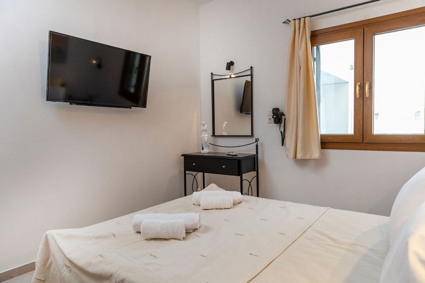 Naxian Asset Chora - Bedroom with double bed