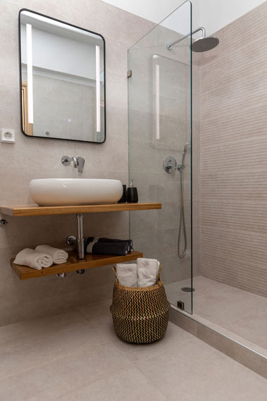 Naxian Asset Chora - Modern and spacious bathroom